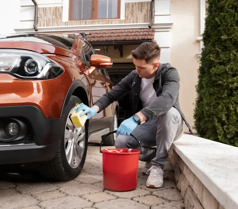 Lavage auto à domicile Roquefort-sur-Soulzon : professionnel intervenant sur un véhicule